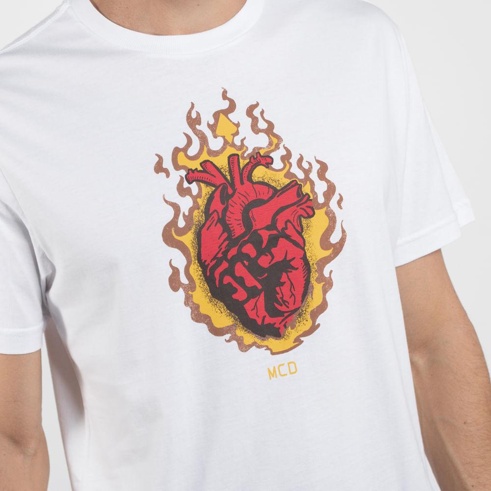 Camiseta Regular MCD Corazón En Llamas