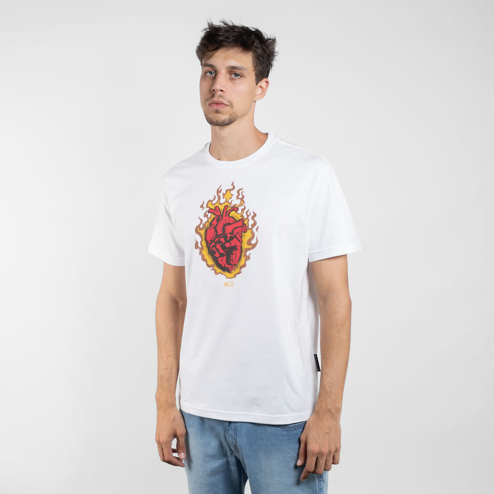 Camiseta Regular MCD Corazón En Llamas