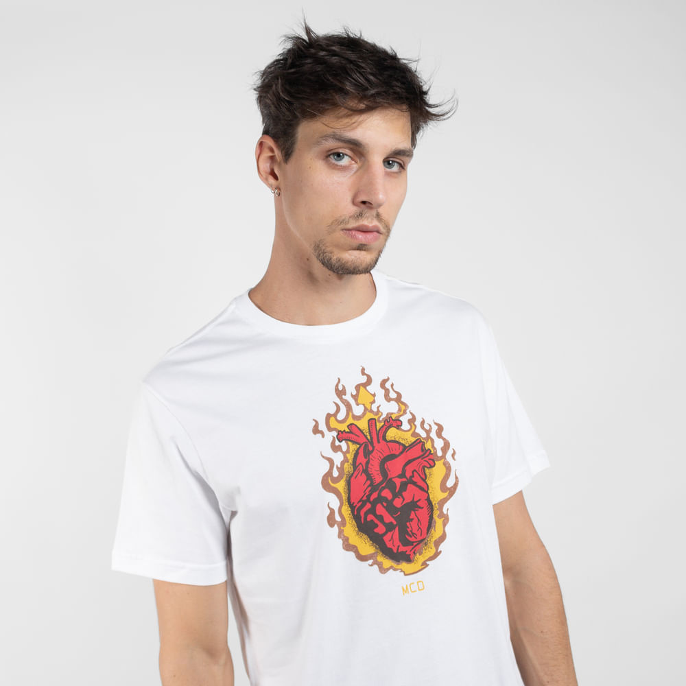 Camiseta Regular MCD Corazón En Llamas