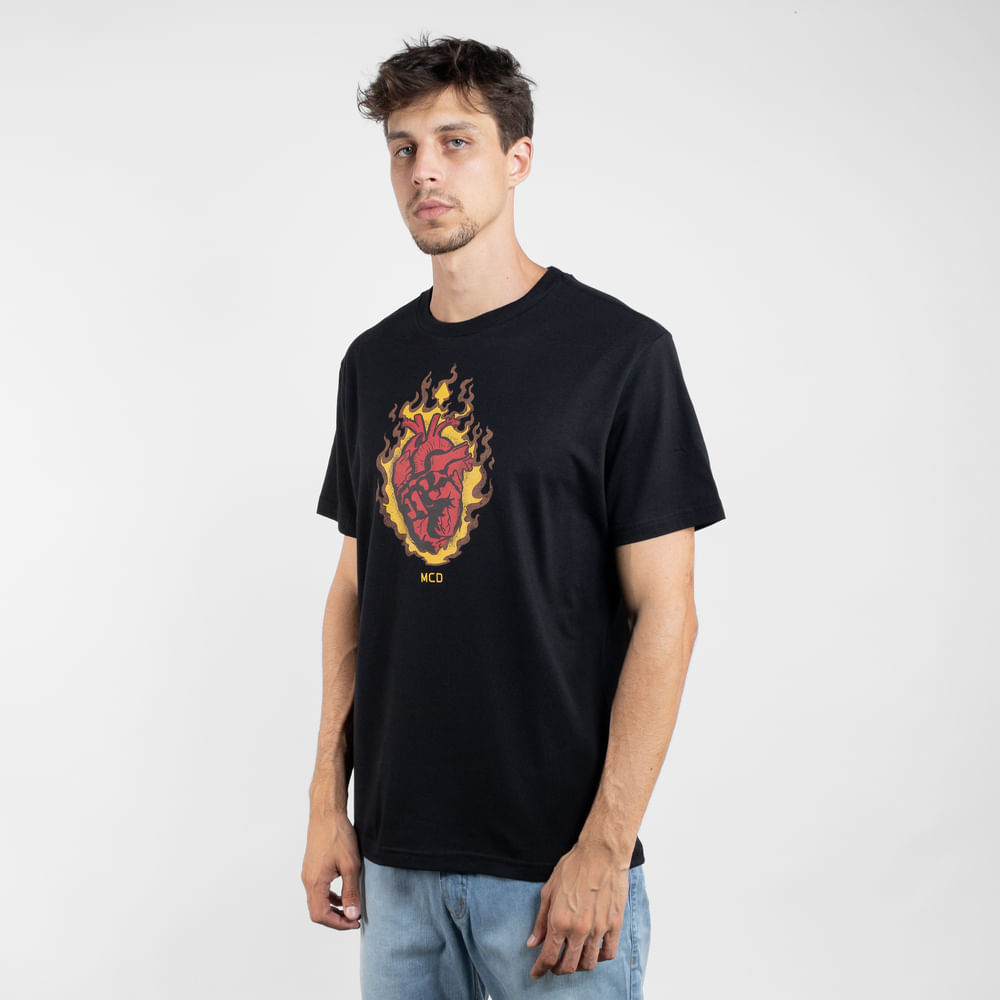 Camiseta Regular MCD Corazón En Llamas