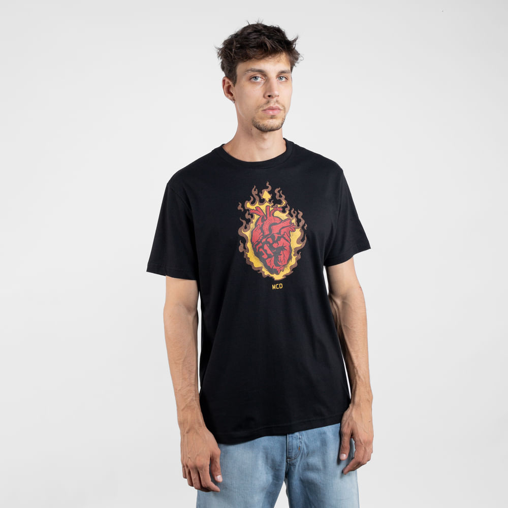 Camiseta Regular MCD Corazón En Llamas