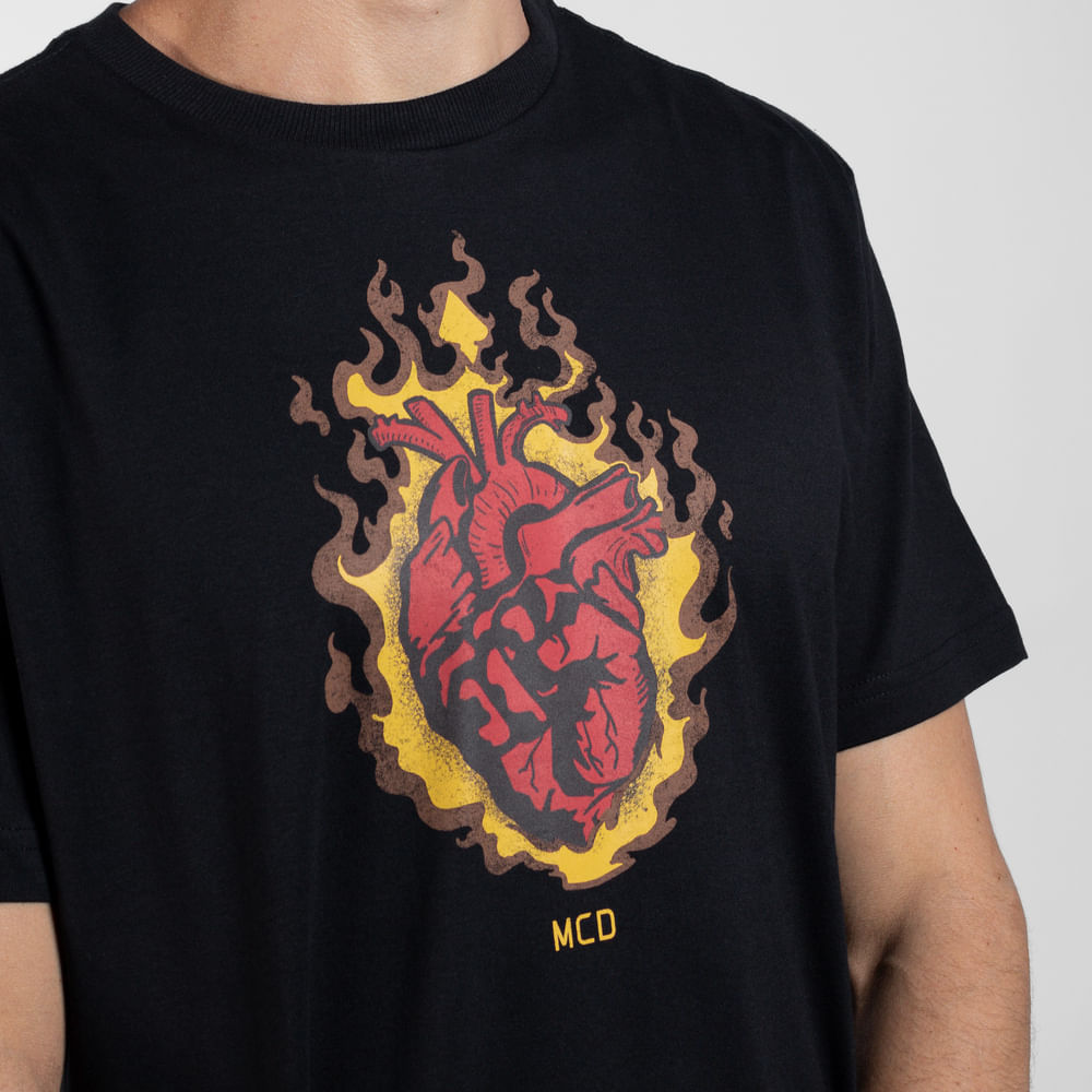 Camiseta Regular MCD Corazón En Llamas