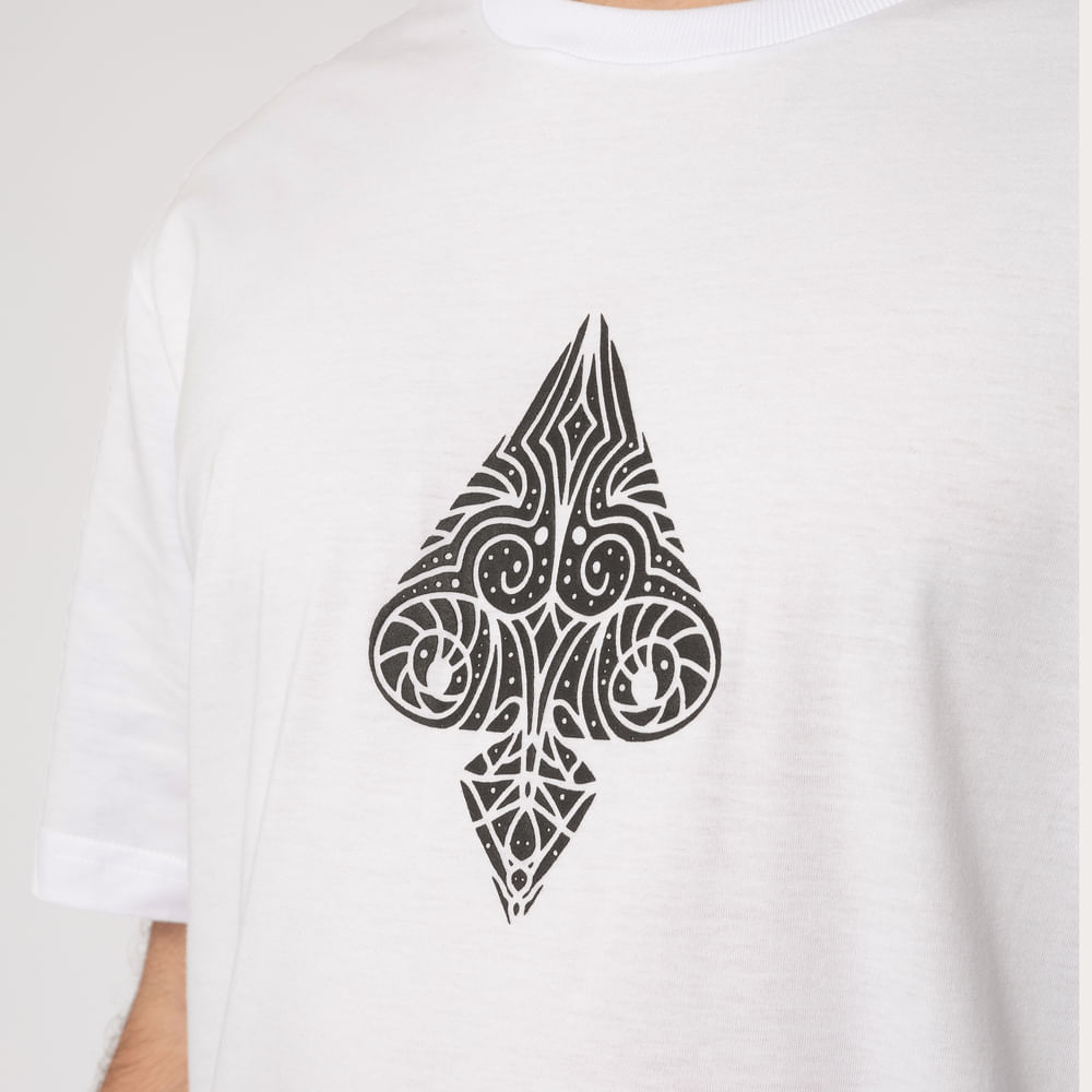 Camiseta Regular MCD Espada Ornamentos