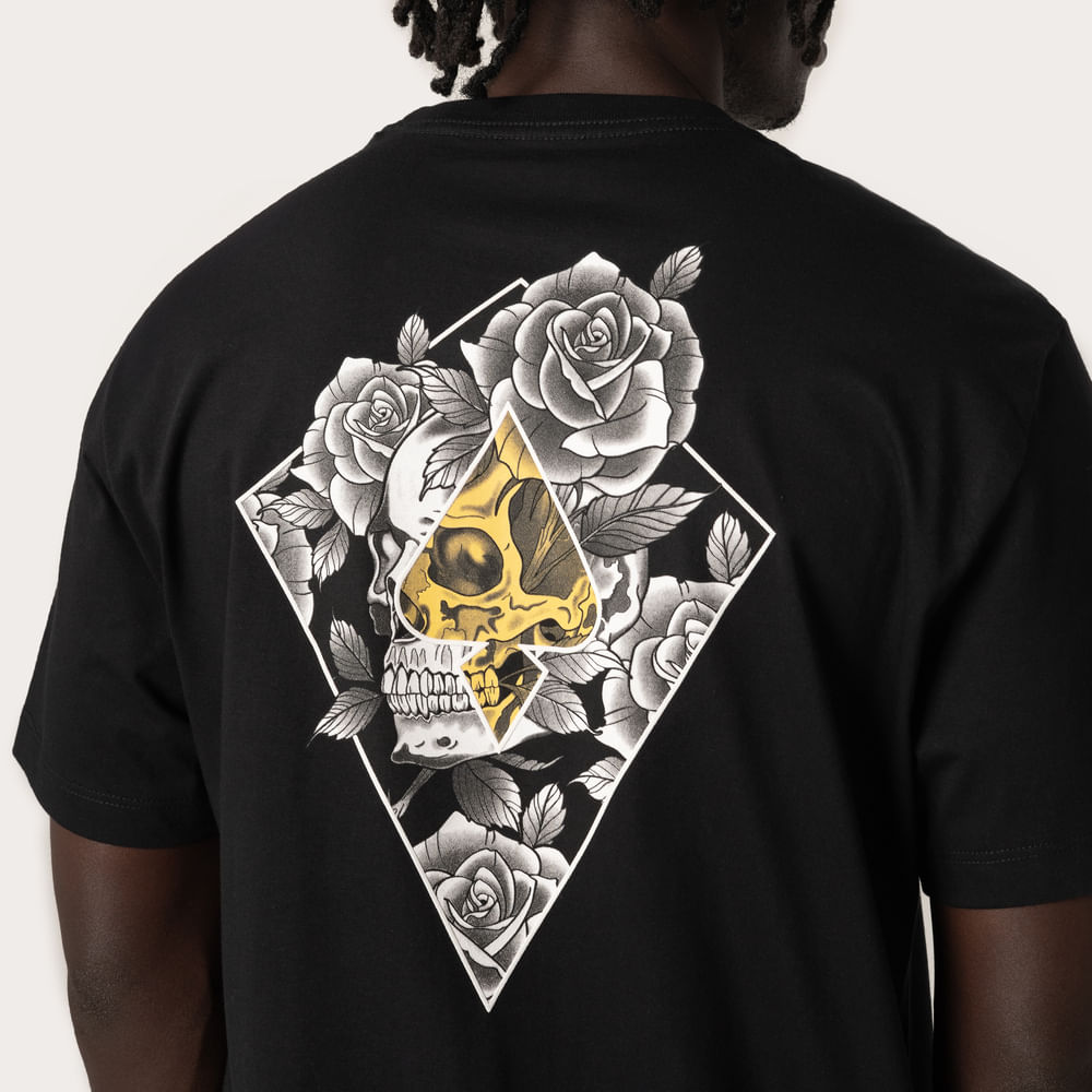 Camiseta Regular MCD Caveira Rosas