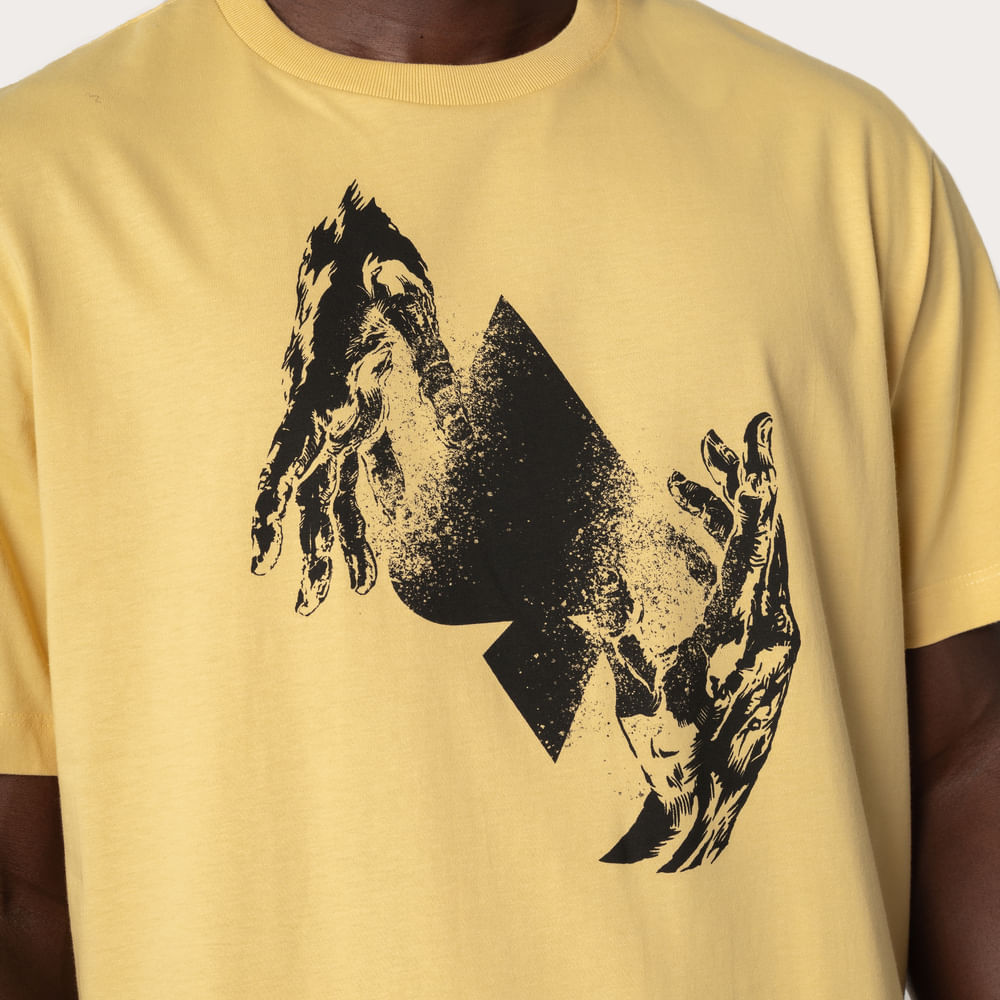 Camiseta Regular MCD Mãos Espada