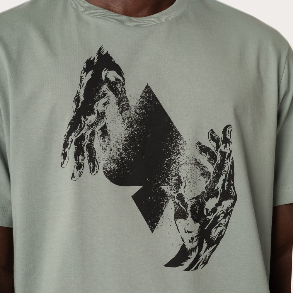 Camiseta Regular MCD Mãos Espada