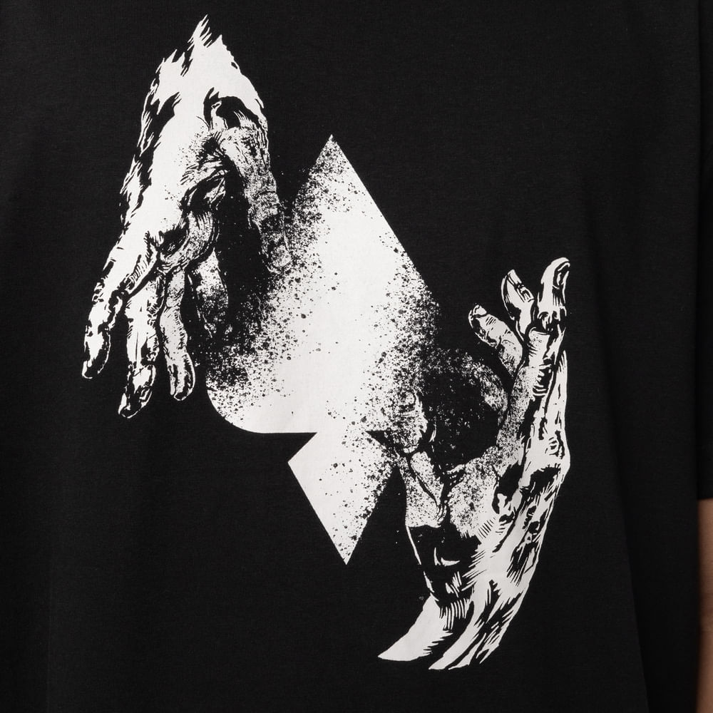 Camiseta Regular MCD Mãos Espada
