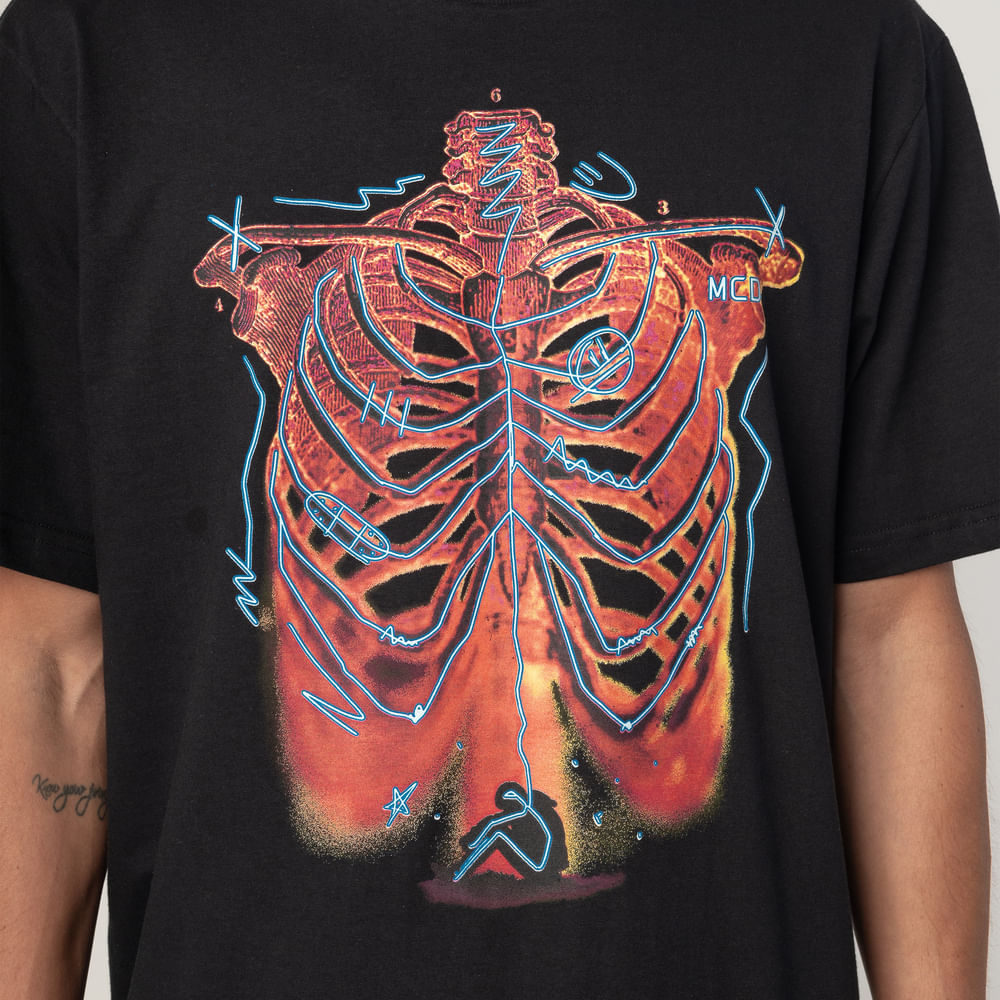 Camiseta Regular MCD Esqueleto Raio X