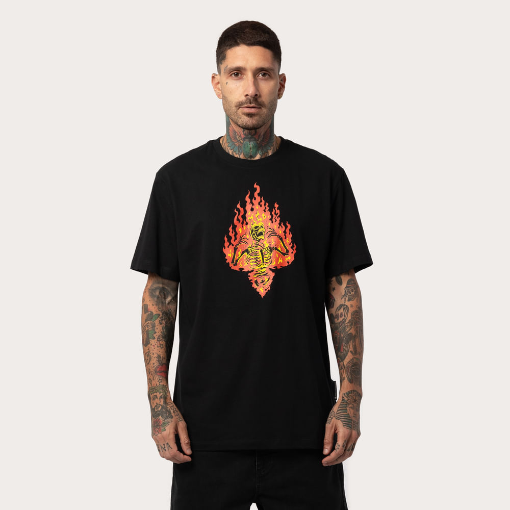 Camiseta Regular MCD Caveira Em Chamas