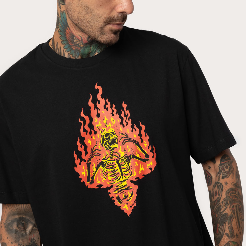 Camiseta Regular MCD Caveira Em Chamas