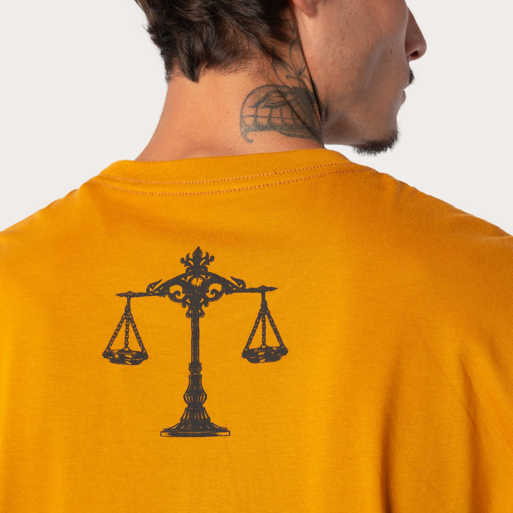 Camiseta Regular MCD Cavaleiro Fome Balança