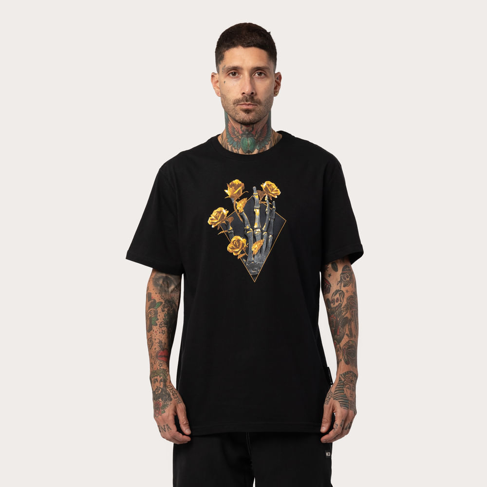 Camiseta Regular Dourado Mão Caveira