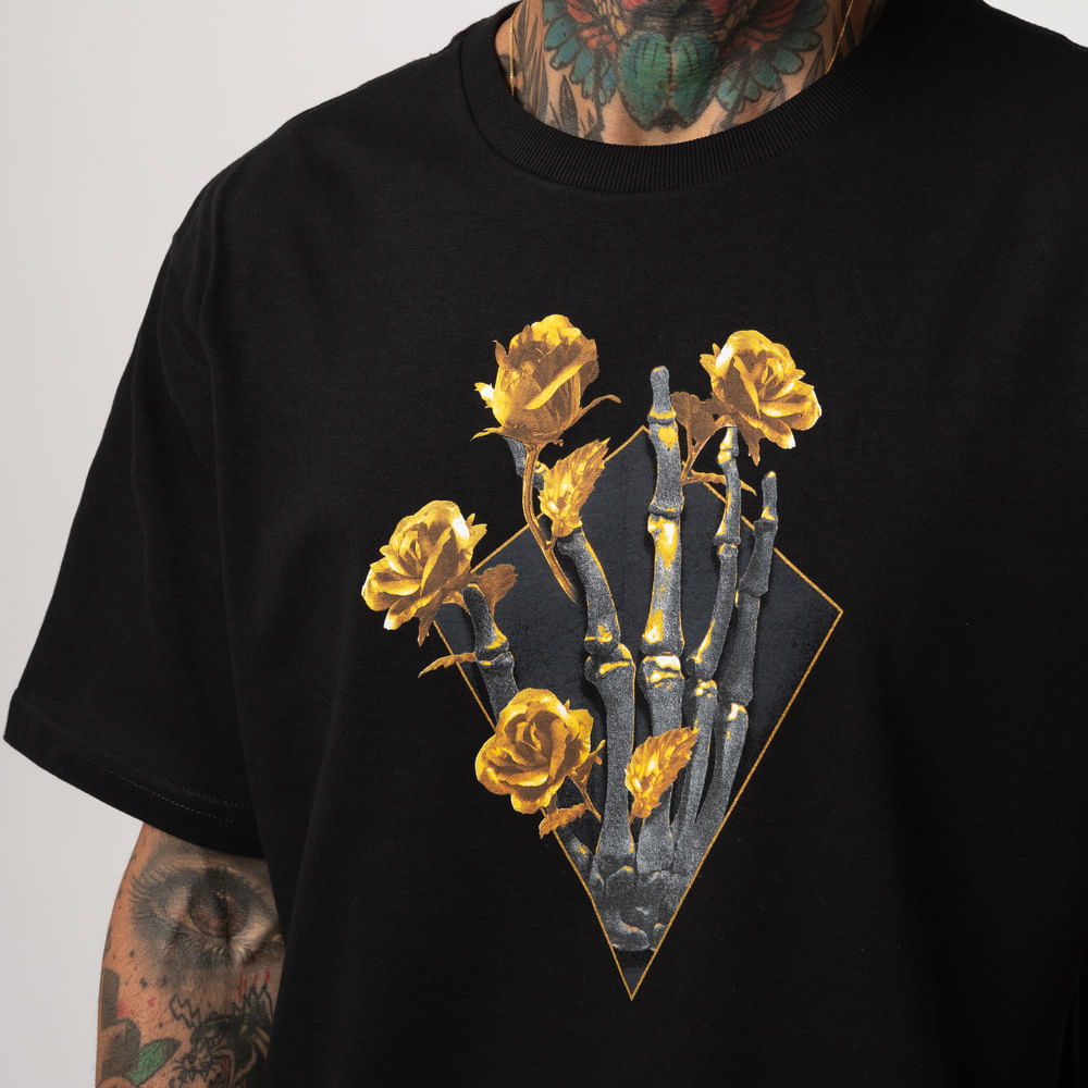 Camiseta Regular Dourado Mão Caveira
