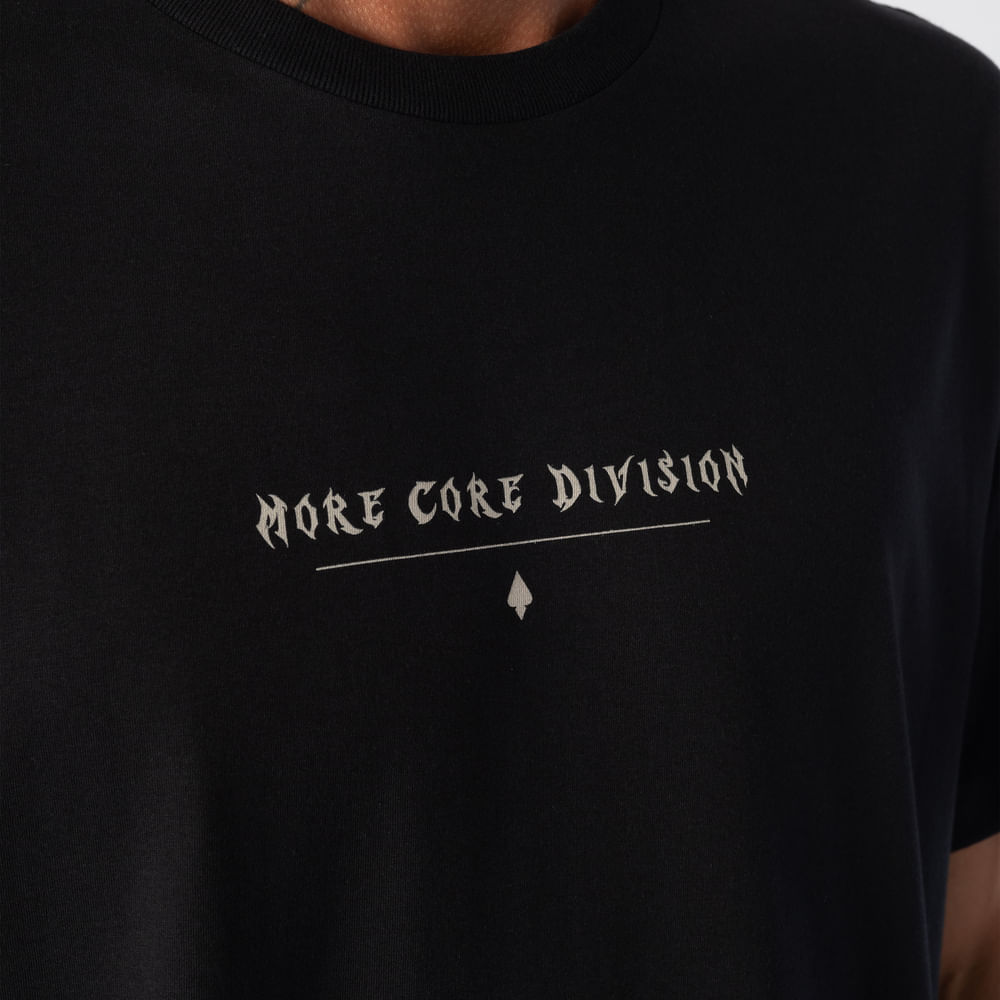 Camiseta Regular MCD More Core Division Caligraffiti