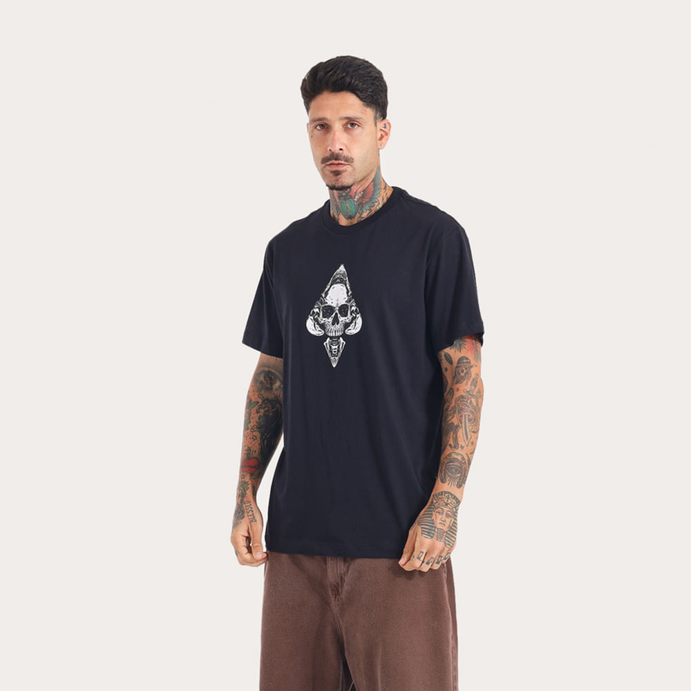Camiseta Regular MCD Caveira Espada