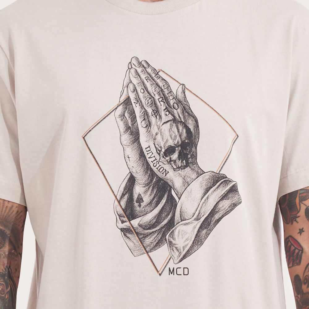 Camiseta Regular MCD Mãos Rezando
