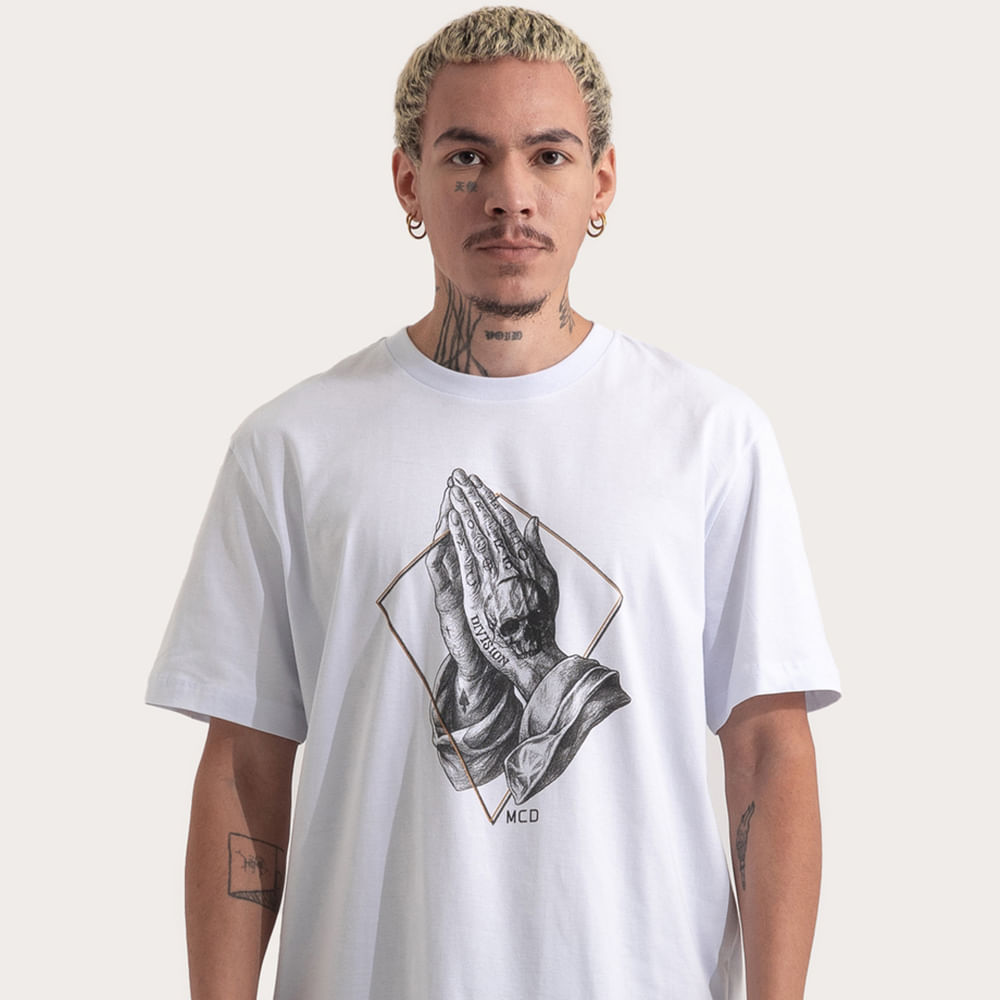 Camiseta Regular MCD Mãos Rezando