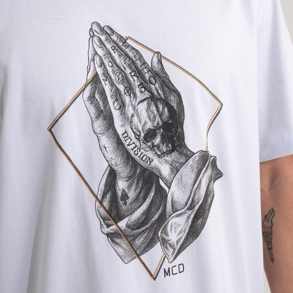 Camiseta Regular MCD Mãos Rezando