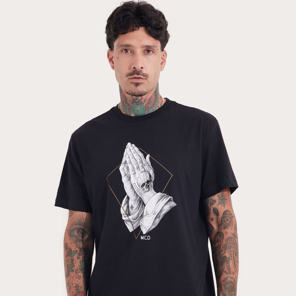 Camiseta Regular MCD Mãos Rezando