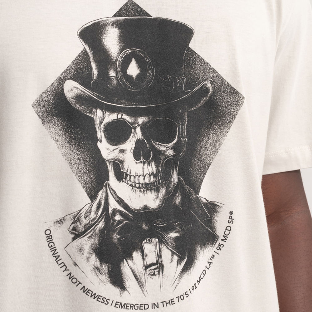 Camiseta Regular MCD Caveira Cartola
