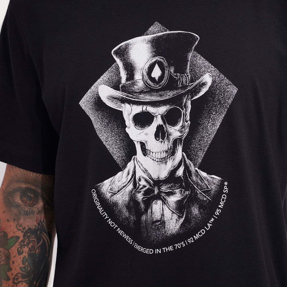 Camiseta Regular MCD Caveira Cartola